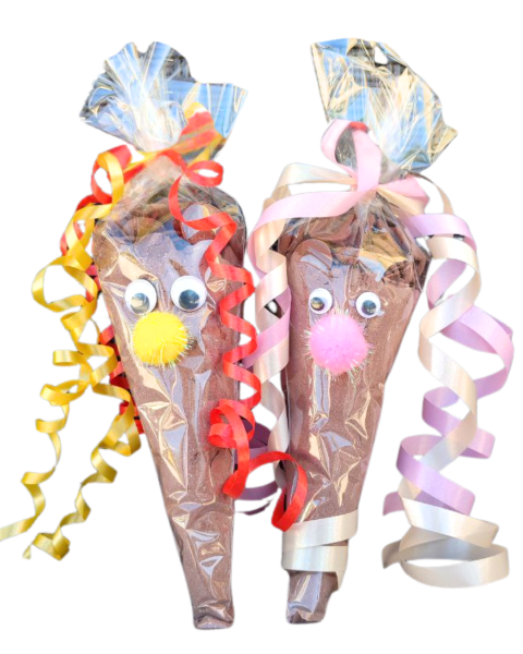 Schultüte mit hausgemachter Trinkschokolade und Schokoladensplittern
