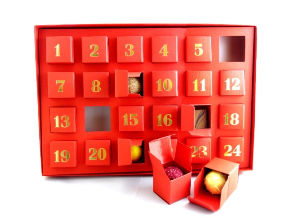Adventskalender-rot-mit-24-Wuerfeln
