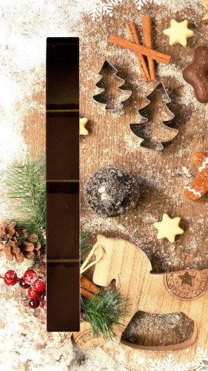 Weihnachtliche Schachtel mit Abbildung von Pralinen und Schaukelpferd